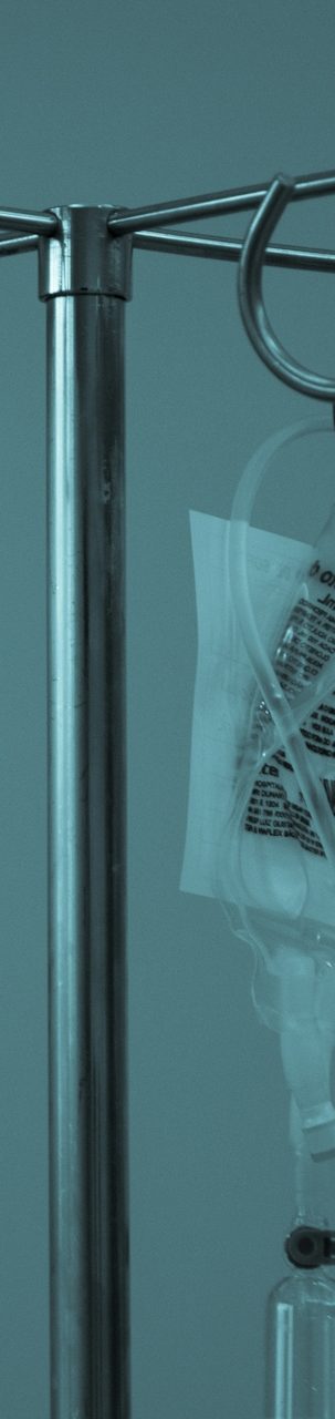 Ein Krankenhausbett mit einem Infusionsständer und einem dokumentierten Medikationsplan. häusliche Krankenpflege