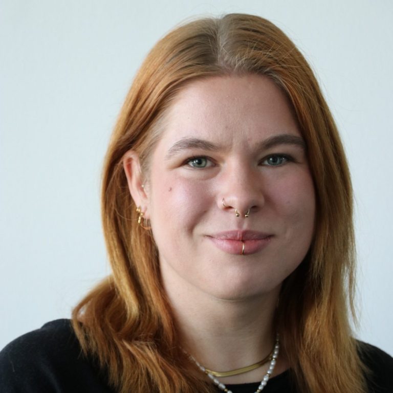 Darlene Geiger pHKP junge, nett lächelnde Frau mit rötlichen, langen Haaren