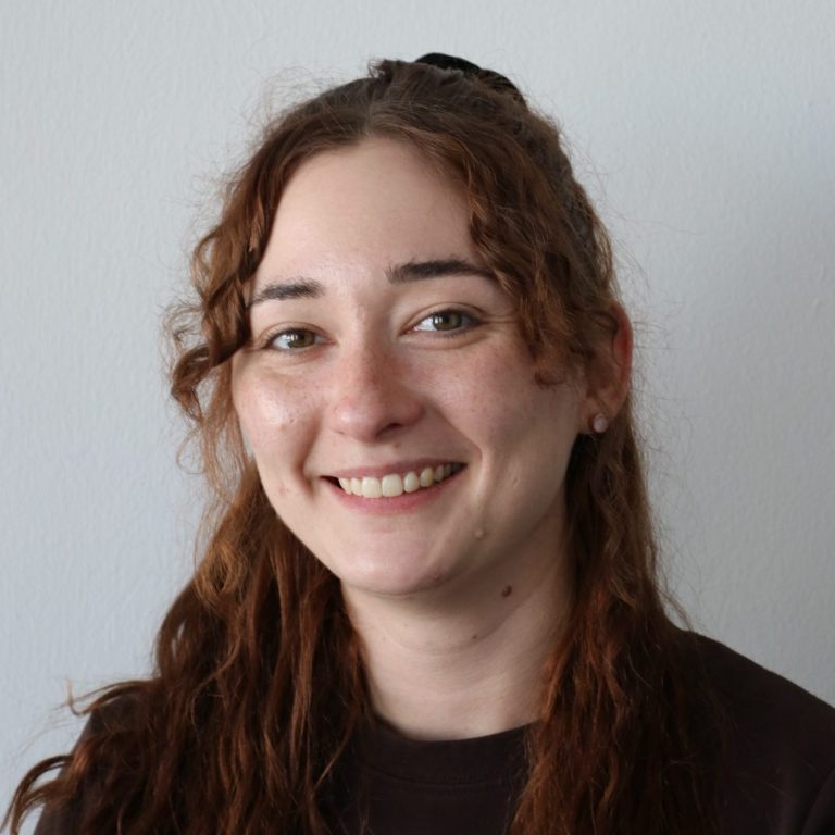 Ayleen Schnur pHKP junge, nett lächelnde Frau mit dunklen, langen Haaren