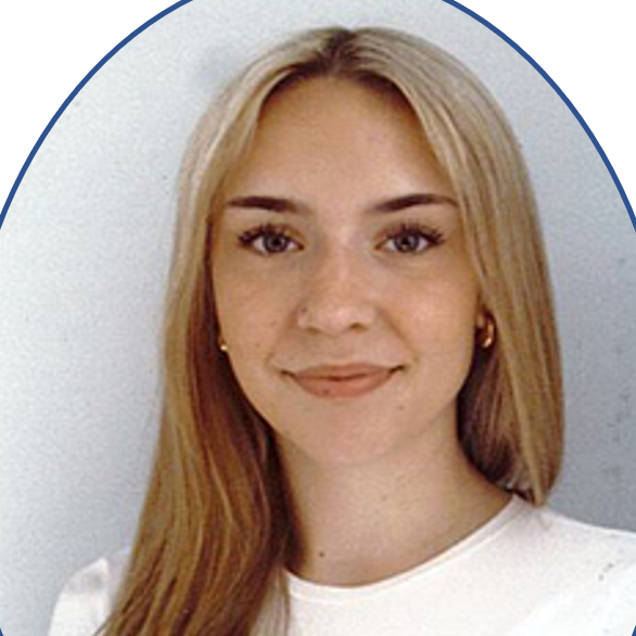 Janette Hilfe im Alltag Lächelnde Frau mit langen, blonden Haaren und Brille vor einem schwarzen Hintergrund.